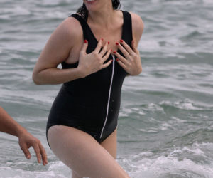 Liv Tyler w kostiumie kąpielowym
