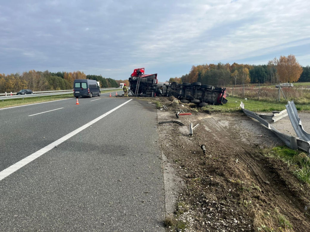 Incydent na A4 pod Tarnowem. Ciężarówka z 23 tonami farby przewróciła się na autostradzie