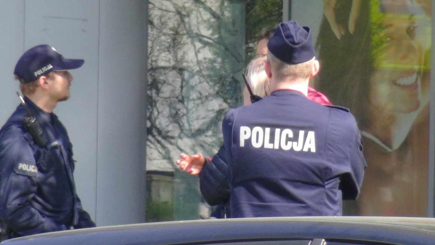 Emeryt z nożem w klatce piersiowej. Dramatyczna akcja ratunkowa na Ochocie. „Wyciągnęli go z auta”