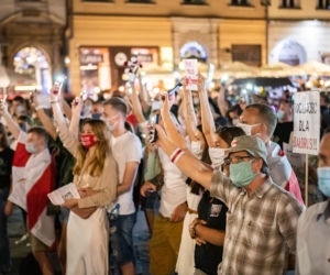 Manifestacja Białorusinów na rynku w Krakowie. Precz z Łukaszenką!