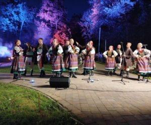 Dawne słowiańskie obrzędy ożyły w Parku Aleksandria w Siedlcach. Zespół Chodowiacy zaprezentował widowisko „Kupalnocka”