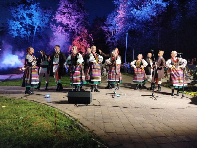 Dawne słowiańskie obrzędy ożyły w Parku Aleksandria w Siedlcach. Zespół Chodowiacy zaprezentował widowisko „Kupalnocka”