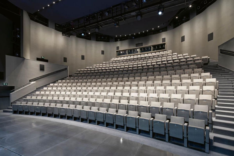 Nr 2/2024: Teatr Wybrzeże w Gdańsku, proj. Autorska Pracownia Architektoniczna – Jacek Bułat / Warsztat Architektury Pracownia Autorska Krzysztof Kozłowski