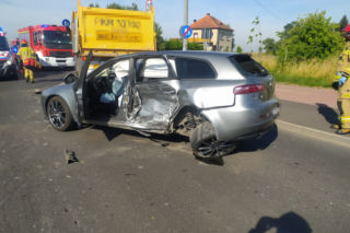 Zderzenie trzech pojazdów pod Krotoszynem. Poszkodowana matka z dwójką dzieci! [ZDJĘCIA]