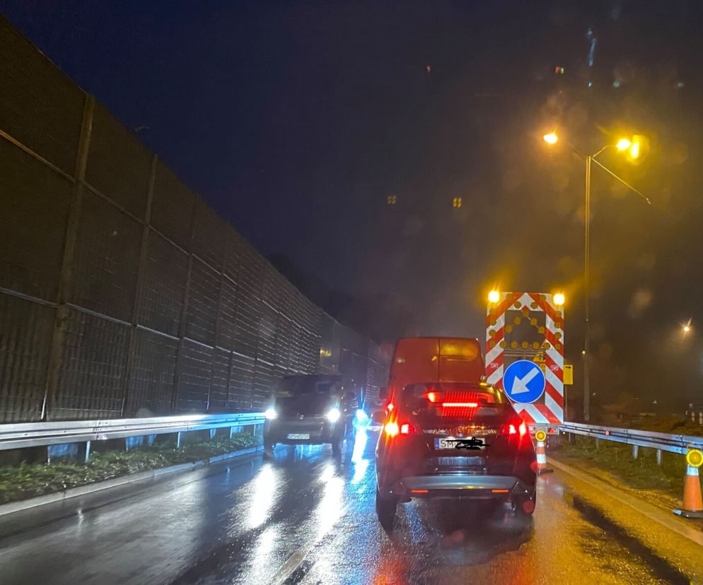 Potężne korki w Katowicach o poranku. Przebić się do centrum graniczy dziś z cudem. Powodem kolizja i zwężka na DK86