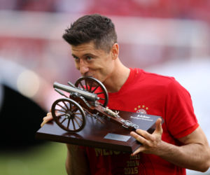 Robert Lewandowski - armata, patera, całus