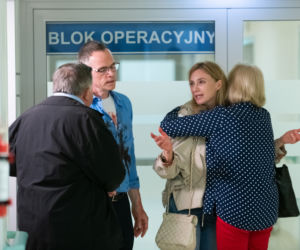 Na Wspólnej odc. 3120. Monika (Sylwia Gliwa), Damian (Waldemar Błaszczyk), Maria (Bożena Dykiel), Włodek Zięba (Mieczysław Hryniewicz)