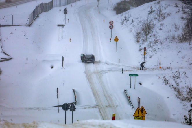 Ogranicz podróże. Zostać w domu. Taki komunikat otrzymały miliony Polaków