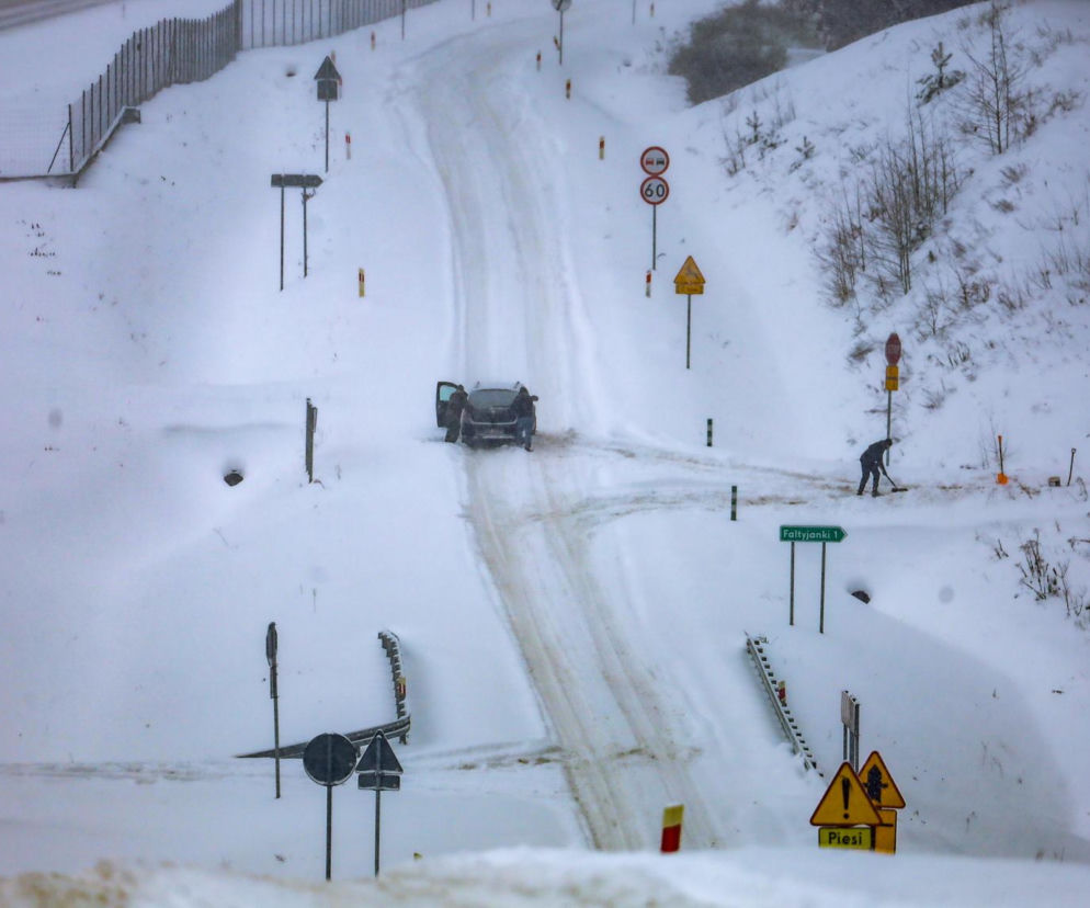 Ostróda w centrum śnieżycy. Burmistrz nocą ratował ludzi. Kierowcy nocowali w urzędzie
