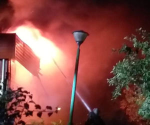Olbrzymi pożar budynku przedszkola w Chęcinach! Całonocna akcja straży! [ZDJĘCIA]