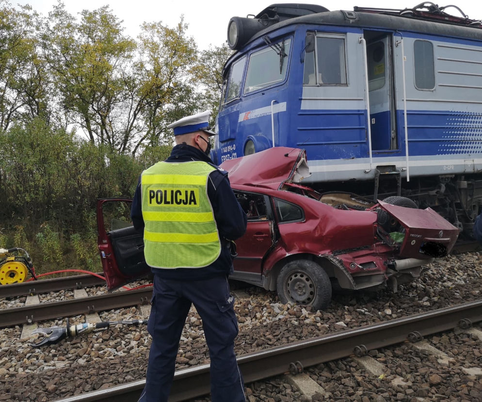 PRAŻKI: Wypadek na niestrzeżonym przejeździe. POCIĄG ZMIAŻDŻYŁ osobówkę. NIE ŻYJE dwóch mężczyzn