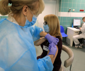W Toruniu ruszyły szczepienia przeciw COVID-19