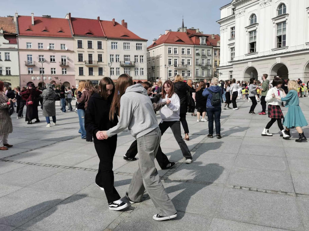 Kalisz. Zatańczyli walca z filmu „Noce i Dnie”