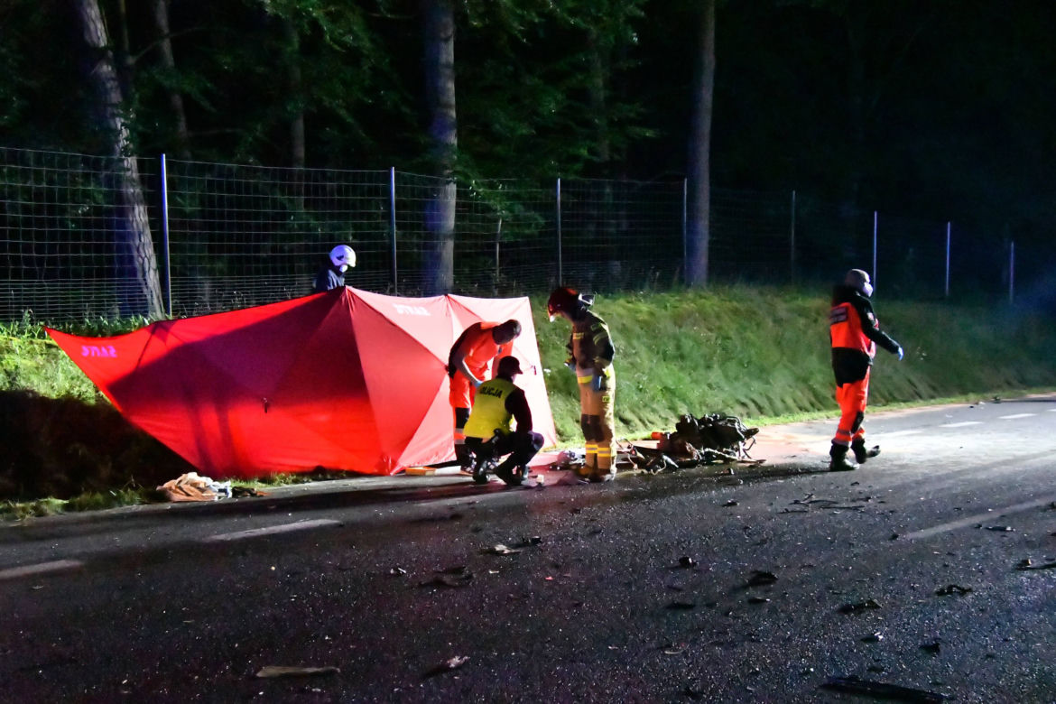 Koszmarny wypadek na DK3. Auto odbijało się od TIR-ów jak resorak. Kierowca zmasakrowany