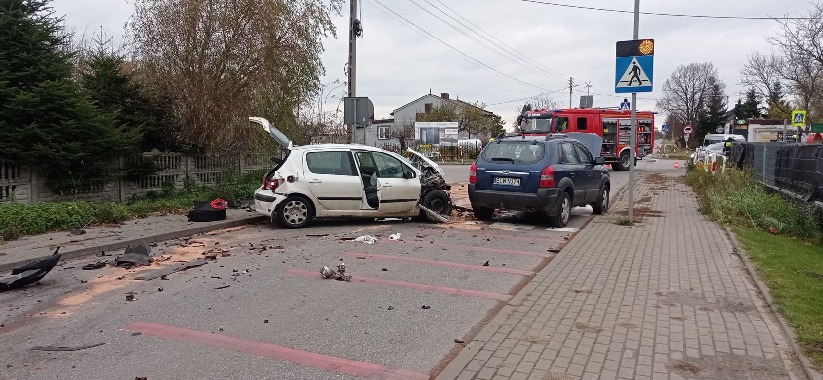 Wypadek koło Brzezin. Zderzenie trzech aut. Volkswagen przebił betonowy płot