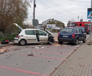 Wypadek koło Brzezin. Zderzenie trzech aut. Volkswagen przebił betonowy płot