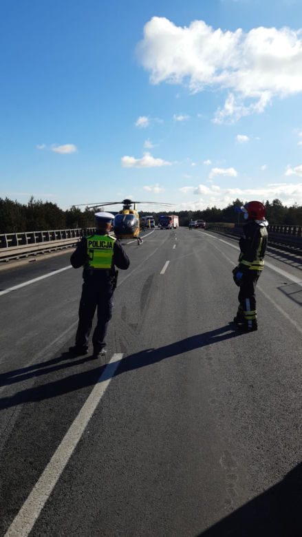 Poważny wypadek na s10 koło Torunia. Auto wyrzucone ze skarpy!