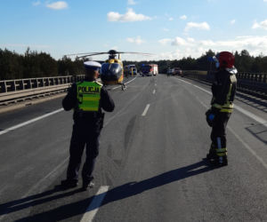 Poważny wypadek na s10 koło Torunia. Auto wyrzucone ze skarpy!