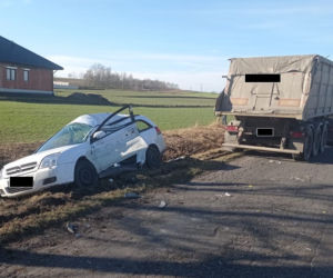 Józefów. Dwie osoby ranne w wypadku osobówki z TIR-em. Co tam się stało?