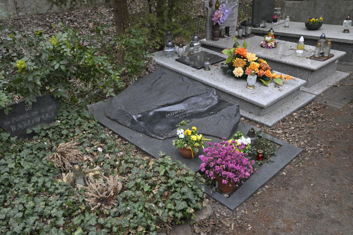 Tak wygląda grób prof. Jadwigi Staniszkis dwa lata po śmierci