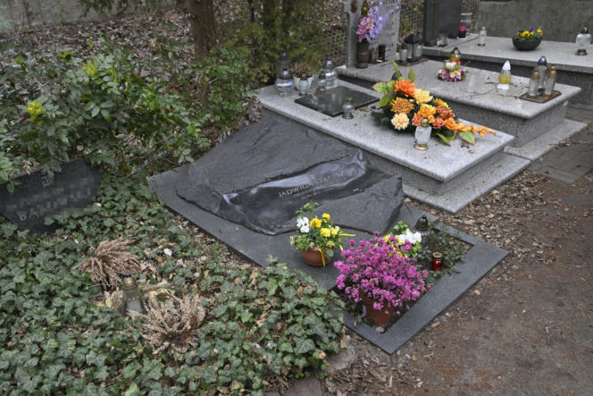 Tak wygląda grób prof. Jadwigi Staniszkis dwa lata po śmierci