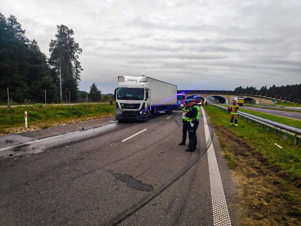 Jeżewo Stare: Wypadek na S8. Przewrócona ciężarówka-chłodnia blokuje drogę [ZDJĘCIA]
