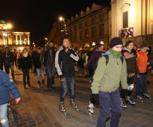 Nightskating. Warszawiacy przejechali stolicę na rolkach [Zdjęcia]