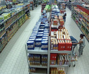 Zabrze: Policja szuka kobiety, która przywłaszczyła sobie saszetkę z pieniędzmi [ZDJĘCIA]