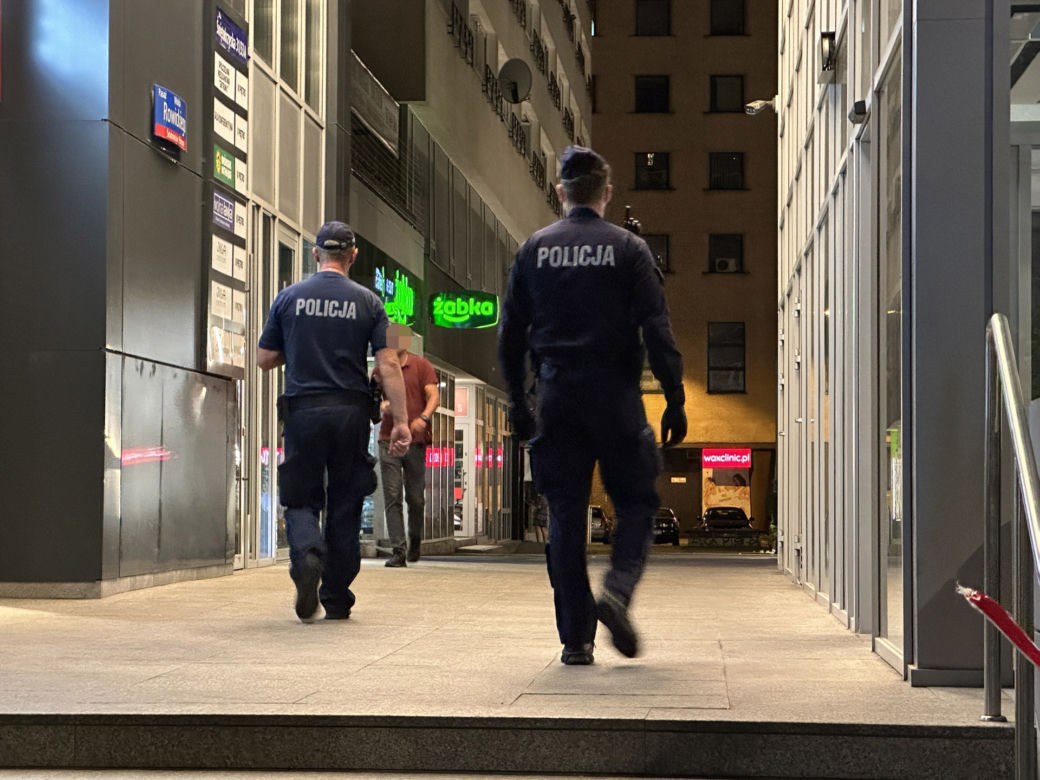 Koszmar w samym sercu stolicy. Młoda kobieta runęła z 7 piętra. Nie żyje
