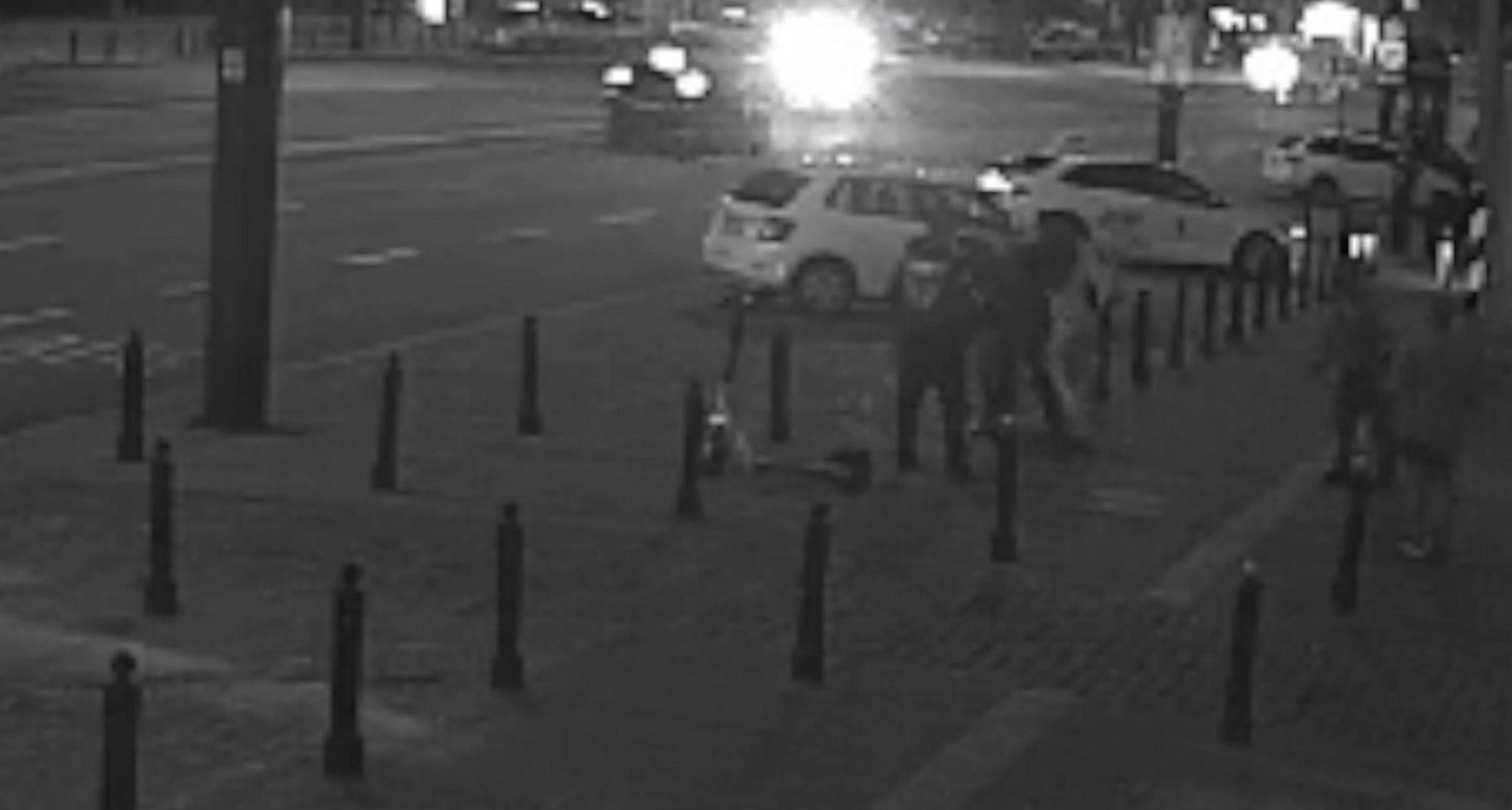 Brutalny atak nożownika w centrum Warszawy. Policja szuka sprawcy, udostępniła drastyczne nagranie