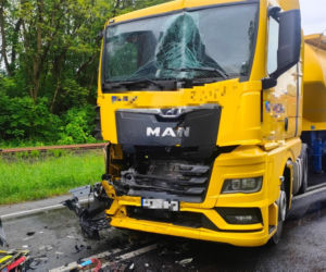 Zderzenie dwóch tirów i osobówki. Poważny wypadek na DK12 w Krzemieniewie