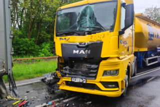 Zderzenie dwóch tirów i osobówki. Poważny wypadek na DK12 w Krzemieniewie