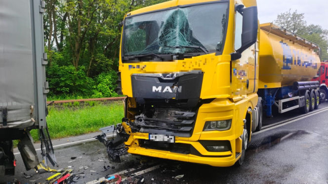 Zderzenie dwóch tirów i osobówki. Poważny wypadek na DK12 w Krzemieniewie