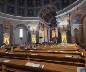 Kody QR na kościelnych ławkach. Nowość w bydgoskiej bazylice dzieli wiernych. „Bezczelność nie zna granic”