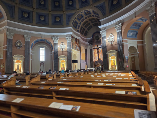 Kody QR na kościelnych ławkach. Nowość w bydgoskiej bazylice dzieli wiernych. „Bezczelność nie zna granic”