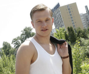 Od nastolatka z Na Wspólnej do eleganckiego mężczyzny. Tak zmieniał się Jakub Wesołowski