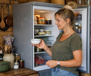 Nieprzyjemny zapach z lodówki? Postaw to na górnej półce. Efekt przechodzi ludzkie pojęcie