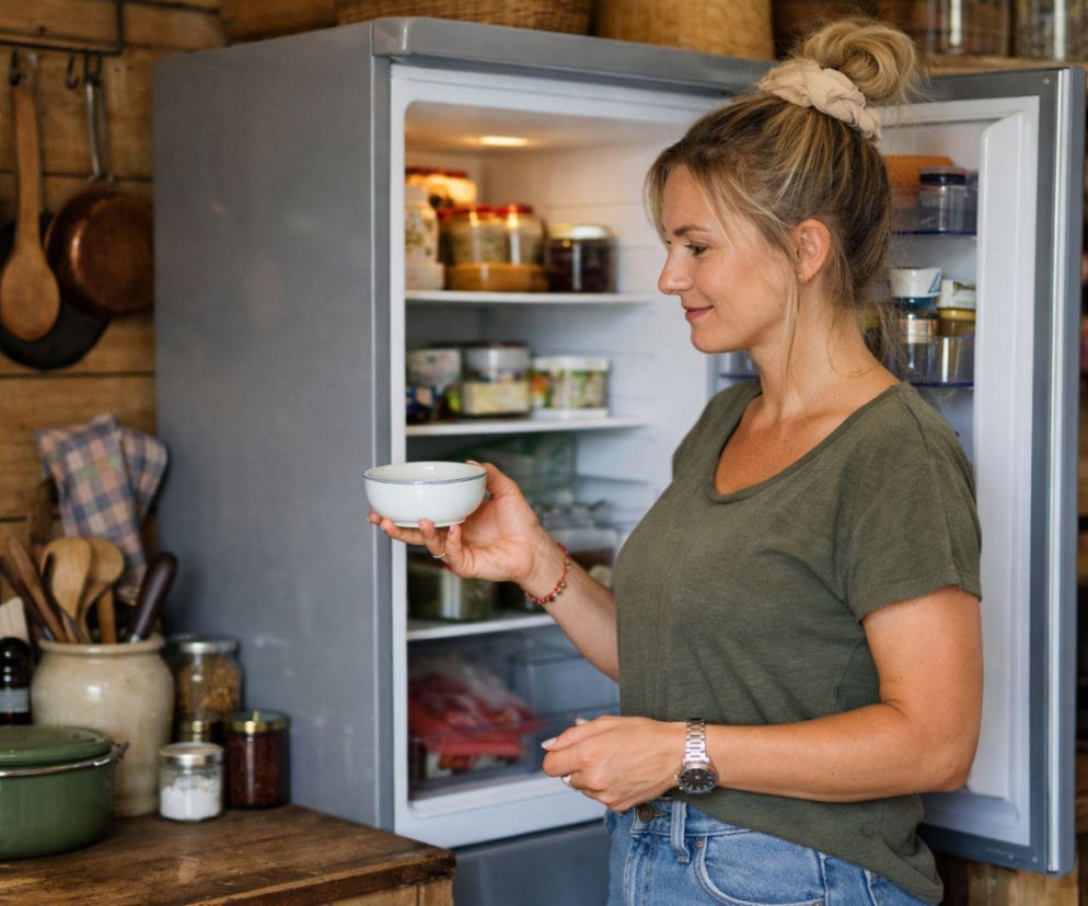 kuchnia, lodówka, kobieta