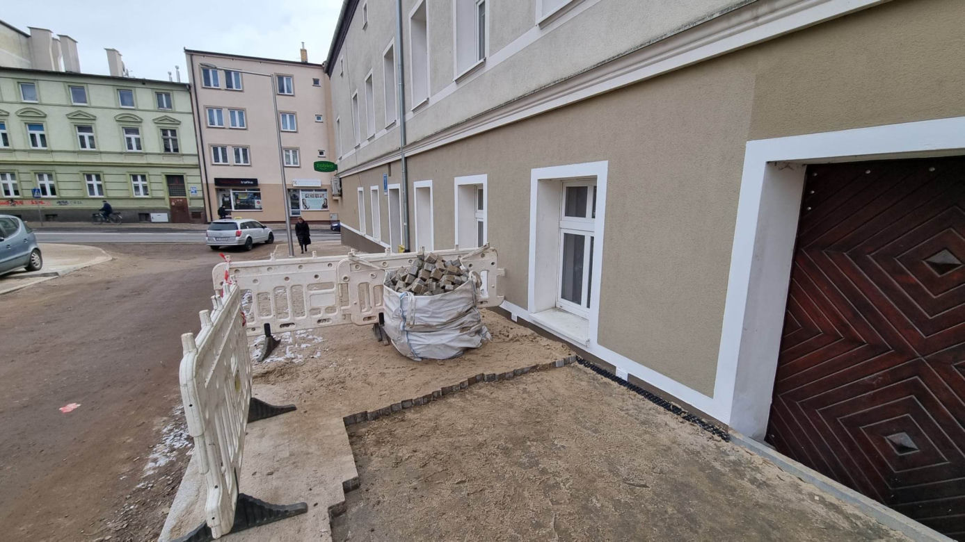 Chodnik sięga ludziom do parapetu