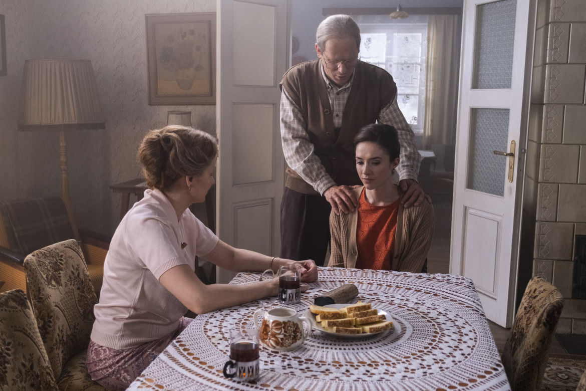 Stulecie Winnych 4 odc. 52. Ania (Urszula Grabowska), Ewa (Sonia Mietielica), Michał (Stefan Pawłowski)