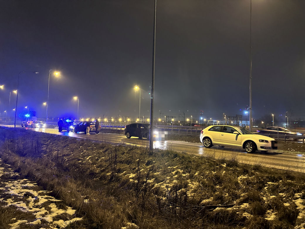 Koszmarny finał driftów we Włochach. Auto w rowie i potrącony człowiek