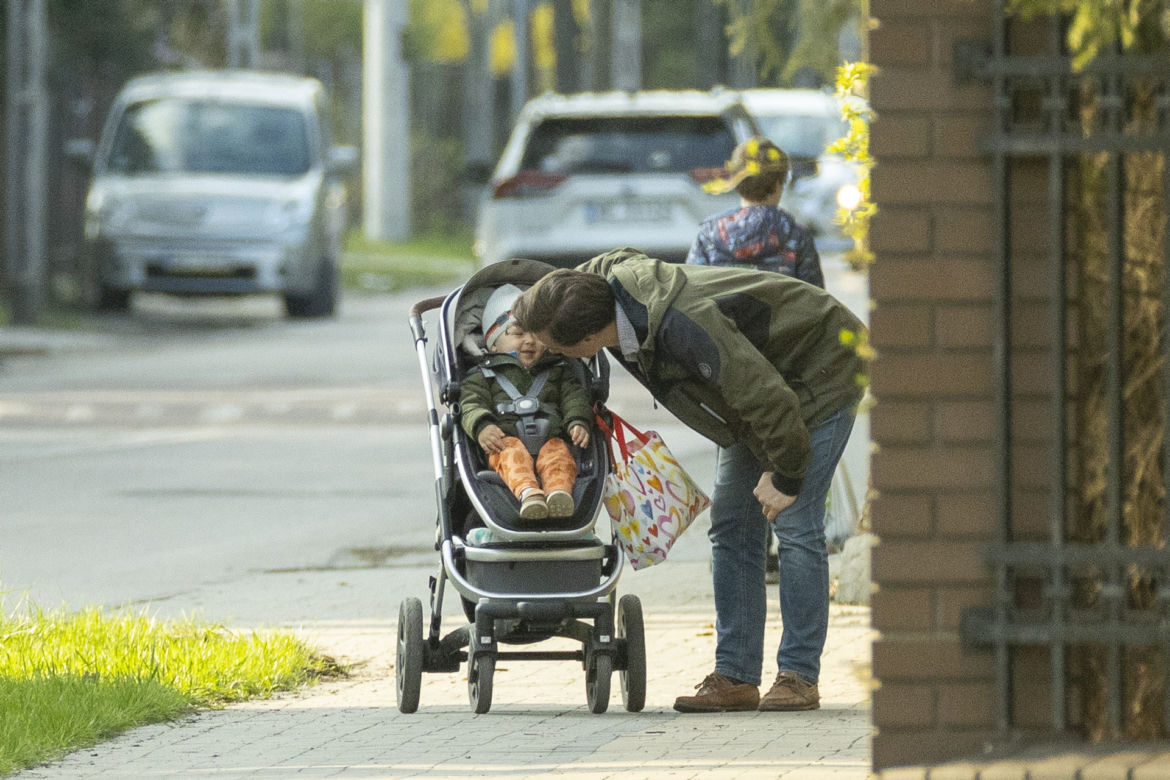 Krzysztof Bosak harata w piłkę z synkami