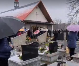  Dąbrówki: pogrzeb 17-letniej Pauliny. Rodzice pożegnali córkę, tuląc trumnę [ZDJĘCIA]