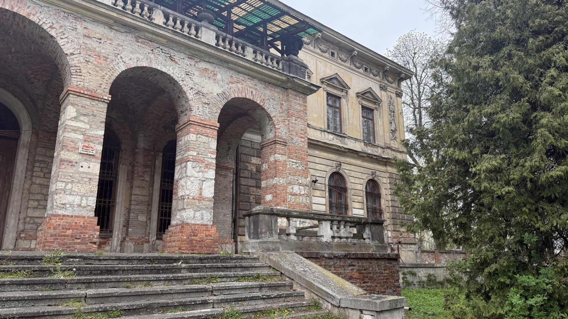 Pałac w Pilicy, wspaniała rezydencja która od dekad popada w ruinę