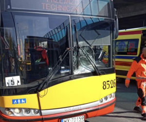 Ładował zepsutą karetkę na lawetę, urwał się uchwyt. Pojazd się stoczył do tyłu i przygniótł laweciarza do autobusu miejskiego. Mężczyzna walczy o życie