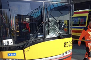 Ładował zepsutą karetkę na lawetę, urwał się uchwyt. Pojazd się stoczył do tyłu i przygniótł laweciarza do autobusu miejskiego. Mężczyzna walczy o życie