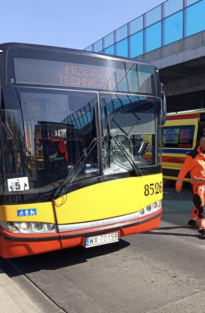 Ładował zepsutą karetkę na lawetę, został przygnieciony