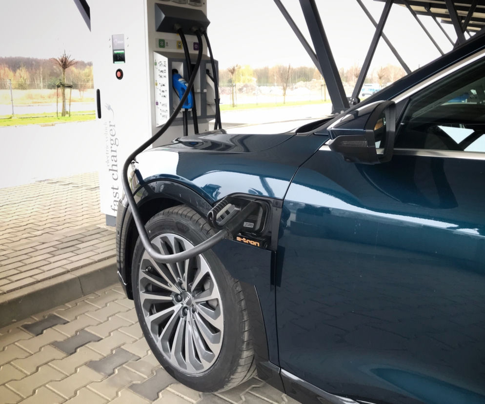 ładowanie samochodu elektrycznego