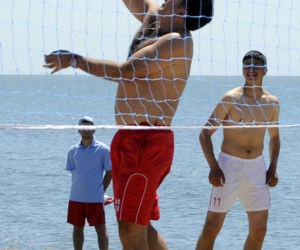 Micheil Saakaszwili gubi brzuszek na plaży