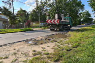 Oto jedna z głównych ulic 130-tysięcznej dzielnicy. Brakuje nawet chodników
